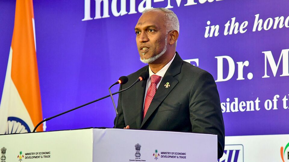 গত ৩ মে ১৫ ঘণ্টার রেকর্ড ভাঙা সাংবাদিক সম্মেলন করেন মুইজ্জু। সেই সময়ই তিনি ভারত সম্পর্কে নিজের 'অবস্থান পরিবর্তনের' বিষয়টি জানান। এর আগে ভারতের সঙ্গে একটা সময় মলদ্বীপের সম্পর্ক তলানিতে গিয়ে ঠেকেছিল। মুইজ্জুর মন্ত্রীরা মোদীকে নিয়ে কুমন্তব্য পর্যন্ত করেছিলেন। তবে তারপর মালদ্বীপের সৈকতে আছড়ে পড়েছে বহু ঢেউ। ক্রমেই মুইজ্জুর সরকারের অবস্থান পাল্টেছে ভারত নিয়ে। চিনপন্থী মুইজ্জু ক্রমেই ভারতের ঘনিষ্ঠ হয়ে ওঠার চেষ্টা করেছেন। এবং ফের একবার মালের সঙ্গে দিল্লির সম্পর্ক মধুর হচ্ছে। মুইজ্জুর এই ভোল বদল অবশ্য চিনের মাথা ব্যথার কারণ হতে পারে। এই মুইজ্জু ভোটে জেতার পরে চিন ভেবেছিল, মলদ্বীপকে ঘুঁটি বানিয়ে ভারত মহাসাগরে ছড়ি ঘোরাবে তারা। (PTI)