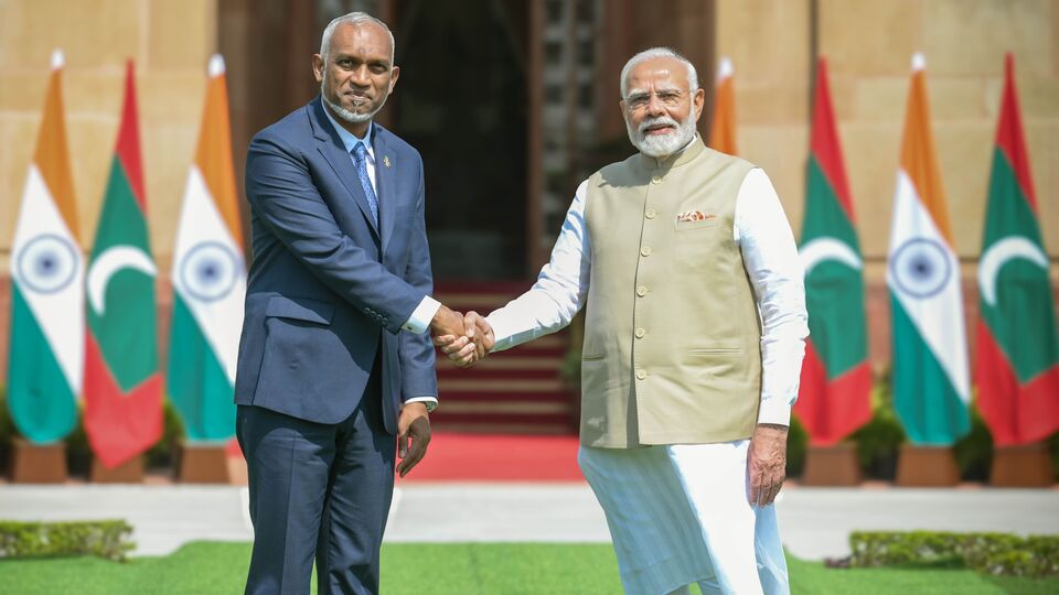 প্রসঙ্গত, 'চিনপন্থী' হিসেবে পরিচিত মহম্মদ মুইজ্জু মলদ্বীপের মসনদে বসতেই মালে এবং দিল্লির সম্পর্কে তিক্ততা বেড়েছিল। তবে 'পুরনো বন্ধুর' সঙ্গে বেশিদিন বিবাদে জড়িয়ে থাকা সম্ভব হল না মলদ্বীপের পক্ষে। এই আবহে দিল্লি সফরেও এসেছিলেন মুইজ্জু। মুইজ্জুর ভারত সফরকালে ভারতের তরফ থেকে মোট ৬৩০০ কোটি টাকার সাহায্য দেওয়ার ঘোষণাও করা হয়েছিল। (HT_PRINT)