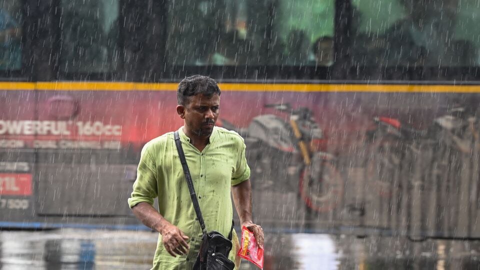 পশ্চিম বর্ধমান, পূর্ব মেদিনীপুর, দক্ষিণ ২৪ পরগনা এবং বাঁকুড়ার ভারী বৃষ্টি (৭০ মিলিমিটার থেকে ১১০ মিলিমিটার) হবে রবিবার। বাকি আটটি জেলার (কলকাতা, হাওড়া, হুগলি, উত্তর ২৪ পরগনা, পূর্ব বর্ধমান, বীরভূম, মুর্শিদাবাদ এবং নদিয়া) অনেকাংশে বজ্রবিদ্যুৎ-সহ হালকা থেকে মাঝারি বৃষ্টি হতে পারে। সেইসঙ্গে দক্ষিণবঙ্গের প্রতিটি জেলায় ঝোড়ো হাওয়ার বেগ থাকবে ঘণ্টায় ৩০-৪০ কিলোমিটার। (ছবি সৌজন্যে, সমীর জানা/হিন্দুস্তান টাইমস)