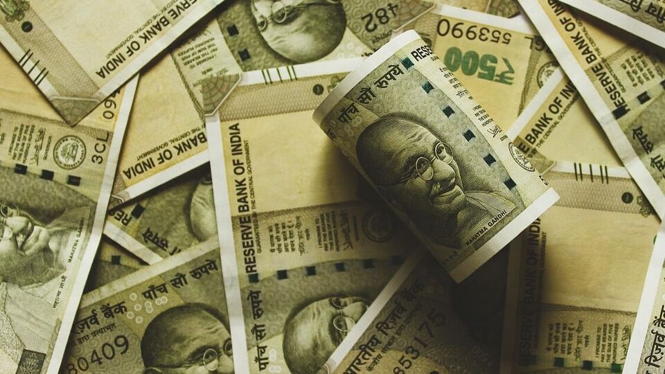 পশ্চিমবঙ্গ রাজ্যের কয়েক হাজার প্যারাটিচারদের জন্য আসতে পারে খুশির খবর। রিপোর্ট অনুযায়ী, তাঁদের বেতন কাঠামোয় বড়সড় পরিবর্তন আসতে পারে। শুধু তাই নয়, প্যারাটিচারদের পদের নতুন নামকরণও হতে পারে বলে দাবি করা হয়েছে। যদিও সরকারের তরফ থেকে এখনও এই নিয়ে চূড়ান্ত কোনও ঘোষণা হয়নি। তবে এই নিয়ে গুঞ্জন প্রবল। 