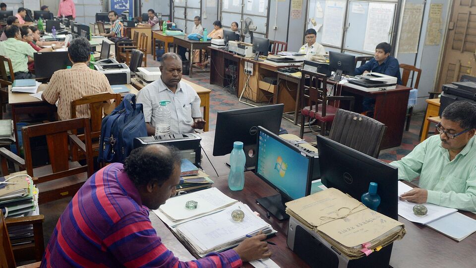 রাজ্য সরকার সুপ্রিম কোর্টে জানিয়েছে যে তারা ২০০৮ সালের ১লা এপ্রিল থেকে ২০১৯ সালের ৩১ ডিসেম্বর পর্যন্ত সময়কালের বকেয়া ডিএ-কে মান্যতা দিচ্ছে। এদিকে হলফনামায় আবার রাজ্য সরকার জানিয়েছে যে বিপুল সংখ্যক কর্মচারী এবং দীর্ঘ সময় ধরে বকেয়া থাকার কারণে এই মুহূর্তে বকেয়া মেটানো একটি বিশাল আর্থিক বোঝা। আর তাই কমপক্ষে আরও ছয় মাস সময় চেয়েছে রাজ্য সরকার। 