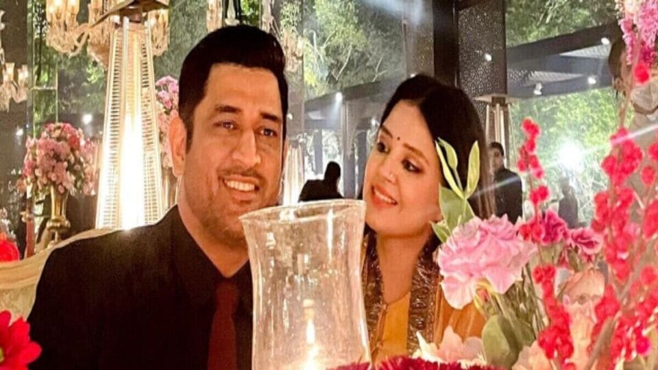 কেক কেটে স্ত্রীর সঙ্গে বিবাহবার্ষিকী পালন ধোনির