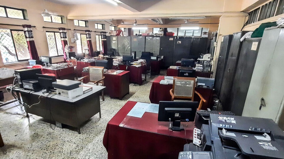 প্রসঙ্গত, দীর্ঘ ২ বছরেরও বেশি সময় ধরে সুপ্রিম কোর্টে ঝুলে আছে পশ্চিমবঙ্গ রাজ্য সরকার কর্মীদের বকেয়া ডিএ মামলা। প্রসঙ্গত, সুপ্রিম কোর্টে রাজ্য সরকারি কর্মচারীদের ডিএ সংক্রান্ত যে মামলাটি চলছে, সেটা পঞ্চম বেতন কমিশন সংক্রান্ত। ২০১৬ সাল থেকে সেই মামলা চলছে। এই মামলাটি স্টেট অ্যাডমিনিস্ট্রেটিভ ট্রাইবুনাল, কলকাতা হাইকোর্ট হয়ে সুপ্রিম কোর্টে এসেছে। প্রথমে স্যাটে জয় পেয়েছিল রাজ্য সরকার। তারপর থেকে প্রতিটি ক্ষেত্রে জয় পেয়েছেন রাজ্য সরকারি কর্মচারীরা।