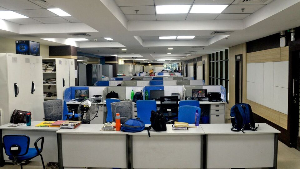 জানা যায়, আদালত অবমাননার যে নোটিশ নবান্নে দিয়ে আসা হয়েছিল, তাতে মুখ্যসচিব মনোজ পন্থের নামের বানানে ভুল ছিল। এদিকে অনেক সরকারি কর্মীরাই দৃষ্টি আকর্ষণ করেছিলেন কনফেডারেশনের। এই আবহে ভুলটা নজরে পড়তেই তা শুধরে নেওয়া হল। এক ফেসবুক পোস্ট করে মলয় মুখোপাধ্যায় বিষয়টি সম্পর্কে জানিয়েছেন, ডিএ (অবমাননা মামলা)য় মাননীয় মুখ্যসচিব মনোজ পন্থ-এর নামের বানানটি ঠিক করে দেওয়া হয়েছে। অনেক কর্মী বন্ধু জানতে চেয়েছিলেন যে বানানের ভুলটি ঠিক করা হয়েছে কি না। তাই পোস্টের মাধ্যমে তা জানানো হল। 