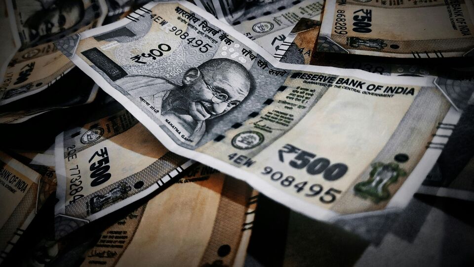 এর আগে বাংলায় লক্ষ্মীর ভাণ্ডার চালু করেছিলেন মমতা বন্দ্যোপাধ্যায়। এই আবহে মহিলাদের জন্য ভাতা শুরুর কৃতিত্ব নিয়ে দ্বন্দ্ব তৃণমূল কংগ্রেস ও বিজেপির মধ্যে। সাম্প্রতিক সময়ে মহিলাদের ভাতা দিয়ে ভোটে জেতার ফর্মুলায় মহারাষ্ট্র নির্বাচনে সাফল্য পেয়েছে বিজেপি-শিবসেনা-এনসিপি জোট, ঝাড়খণ্ডে সাফল্য পায় জেএমএম-কংগ্রেস জোট। এই আবহে আসন্ন বাংলার বিধানসভা নির্বাচনের আগে লক্ষ্মীর ভাণ্ডার বাড়তে পারে বলে আশা করছেন অনেকেই। 