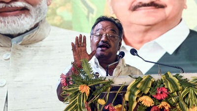 মধ্যযুগে নিপীড়িত হয়ে ধর্ম বদলেছেন বটে, কিন্তু DNA বদলাতে পারবেন না: শমীক (Debajyoti Chakraborty)