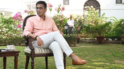 সরকারকে লেখা সুপ্রিম কোর্টের চিঠিতে লেখা হয়েছে, ডঃ বিচারপতি ডিওয়াই চন্দ্রচূড়কে অনতিবিলম্বে ৫ নম্বর বাংলো থেকে খালি করা হোক। ২০২৫ সালের ২১ মে এই বাংলোয় থাকার অনুমতির মেয়াদ শেষ হয়েছে। এছাড়াও, ২০২২ বিধিমালার বিধি ৩বি-এর অধীনে ছয় মাসের সময়সীমা ১০ মে, ২০২৫-এ শেষ হয়েছে। (Hindustan Times) সরকারকে লেখা সুপ্রিম কোর্টের চিঠিতে লেখা হয়েছে, ডঃ বিচারপতি ডিওয়াই চন্দ্রচূড়কে অনতিবিলম্বে ৫ নম্বর বাংলো থেকে খালি করা হোক। ২০২৫ সালের ২১ মে এই বাংলোয় থাকার অনুমতির মেয়াদ শেষ হয়েছে। এছাড়াও, ২০২২ বিধিমালার বিধি ৩বি-এর অধীনে ছয় মাসের সময়সীমা ১০ মে, ২০২৫-এ শেষ হয়েছে। (Hindustan Times)