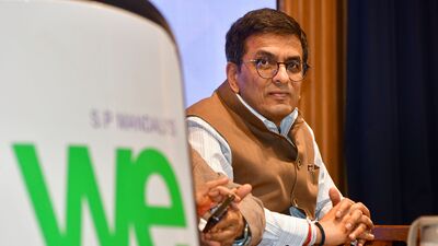 গত ১ জুলাই আবাসন ও নগরোন্নয়ন মন্ত্রককে এই চিঠি পাঠিয়েছে সুপ্রিম কোর্ট। হিন্দুস্তান টাইমস এই চিঠিটি দেখেছে। কেন্দ্রীয় সরকারের কাছে দাবি জানানো হয়েছে, দিল্লির লুটিয়েন্সের কৃষ্ণ মেনন মার্গে অবস্থিত ৫ নম্বর বাংলোটি অবিলম্বে খালি করতে হবে। বাংলোটি সরকারিভাবে সুপ্রিম কোর্টের বর্তমান প্রধান বিচারপতির বাসভবন। (PTI) গত ১ জুলাই আবাসন ও নগরোন্নয়ন মন্ত্রককে এই চিঠি পাঠিয়েছে সুপ্রিম কোর্ট। হিন্দুস্তান টাইমস এই চিঠিটি দেখেছে। কেন্দ্রীয় সরকারের কাছে দাবি জানানো হয়েছে, দিল্লির লুটিয়েন্সের কৃষ্ণ মেনন মার্গে অবস্থিত ৫ নম্বর বাংলোটি অবিলম্বে খালি করতে হবে। বাংলোটি সরকারিভাবে সুপ্রিম কোর্টের বর্তমান প্রধান বিচারপতির বাসভবন। (PTI)