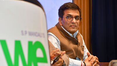 আবাসন ও নগরোন্নয়ন মন্ত্রকের সচিবকে সুপ্রিম কোর্টের এক আধিকারিকের পাঠানো চিঠিটি হিন্দুস্তান টাইমস দেখেছে। বিচারপতি চন্দ্রচূড় ২০২২ সালের নভেম্বর থেকে ২০২৪ সালের নভেম্বর পর্যন্ত ভারতের ৫০তম প্রধান বিচারপতি ছিলেন। মেয়াদ শেষ হওয়ার প্রায় আট মাস পেরিয়ে গেলেও তিনি এখনও টাইপ এইট বাংলোয় বসবাস করছেন। (PTI) আবাসন ও নগরোন্নয়ন মন্ত্রকের সচিবকে সুপ্রিম কোর্টের এক আধিকারিকের পাঠানো চিঠিটি হিন্দুস্তান টাইমস দেখেছে। বিচারপতি চন্দ্রচূড় ২০২২ সালের নভেম্বর থেকে ২০২৪ সালের নভেম্বর পর্যন্ত ভারতের ৫০তম প্রধান বিচারপতি ছিলেন। মেয়াদ শেষ হওয়ার প্রায় আট মাস পেরিয়ে গেলেও তিনি এখনও টাইপ এইট বাংলোয় বসবাস করছেন। (PTI)
