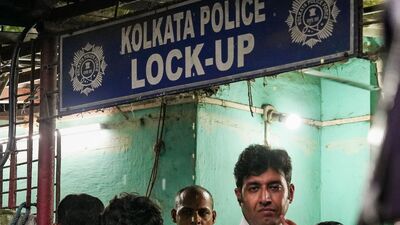 তদন্তে উঠে এসেছে, মনোজিৎ ও বাকি দুই অভিযুক্ত বেশ কিছুদিন আগে পরিকল্পিতভাবে এই ধর্ষণকাণ্ড ঘটিয়েছিল। কল লগ অনুসারে, ২৫ জুন অপরাধের আগের দিনগুলিতে তিনজনের মধ্যে একাধিক কথোপকথন হয়েছিল। মনোজিতের বিরুদ্ধে অপরাধের অভিযোগ এই প্রথম নয়। পুলিশ জানিয়েছে, তার বিরুদ্ধে কমপক্ষে ১১টি ফৌজদারি মামলা ঝুলছে, যার মধ্যে অন্তত চারটি শ্লীলতাহানি সংক্রান্ত। (PTI) তদন্তে উঠে এসেছে, মনোজিৎ ও বাকি দুই অভিযুক্ত বেশ কিছুদিন আগে পরিকল্পিতভাবে এই ধর্ষণকাণ্ড ঘটিয়েছিল। কল লগ অনুসারে, ২৫ জুন অপরাধের আগের দিনগুলিতে তিনজনের মধ্যে একাধিক কথোপকথন হয়েছিল। মনোজিতের বিরুদ্ধে অপরাধের অভিযোগ এই প্রথম নয়। পুলিশ জানিয়েছে, তার বিরুদ্ধে কমপক্ষে ১১টি ফৌজদারি মামলা ঝুলছে, যার মধ্যে অন্তত চারটি শ্লীলতাহানি সংক্রান্ত। (PTI)