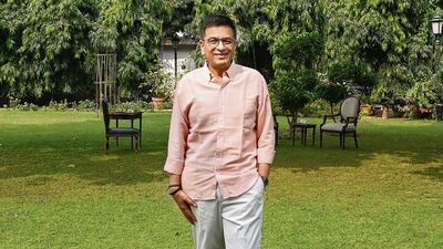 সুপ্রিম কোর্টের তরফ থেকে আবাসন ও নগর বিষয়ক মন্ত্রককে নয়াদিল্লির ৫ নম্বর কৃষ্ণ মেনন মার্গের বাংলোটি নিয়ে চিঠি লেখা হয় সম্প্রতি। প্রাক্তন প্রধান বিচারপতি ডিওয়াই চন্দ্রচূড় আপাতত সেই বাড়িতে থাকলেও সেই বাংলো আদতে বরাদ্দ দেশের প্রধান বিচারপতির জন্য। এই আবহে অবিলম্বে ডিওয়াই চন্দ্রচূড় যেন বাংলোটি খালি করে, তার জন্য কেন্দ্রীয় সরকারকে চিঠি লেখে সুপ্রিম কোর্ট।  