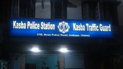 তদন্তের স্বার্থে কলেজের সিসিটিভির হার্ডডিস্ক বাজেয়াপ্ত করে পুলিশ। তদন্তকারীরা জানিয়েছেন, সাউথ ক্যালকাটা ল কলেজ থেকে পাওয়া সিসিটিভি ক্যামেরার ফুটেজে ২৪ বছরের এক ছাত্রীর অভিযোগের সত্যতা মিলেছে। সংবাদ সংস্থা পিটিআই-এর এক প্রতিবেদনে বলা হয়েছে, ২৫ জুন বিকেল সাড়ে তিনটে থেকে রাত ১০টা ৫০ মিনিট পর্যন্ত সাত ঘণ্টার সিসিটিভি ফুটেজে কলেজ চত্বরের চারপাশের গতিবিধি ধরা পড়েছে। তদন্তের স্বার্থে কলেজের সিসিটিভির হার্ডডিস্ক বাজেয়াপ্ত করে পুলিশ। তদন্তকারীরা জানিয়েছেন, সাউথ ক্যালকাটা ল কলেজ থেকে পাওয়া সিসিটিভি ক্যামেরার ফুটেজে ২৪ বছরের এক ছাত্রীর অভিযোগের সত্যতা মিলেছে। সংবাদ সংস্থা পিটিআই-এর এক প্রতিবেদনে বলা হয়েছে, ২৫ জুন বিকেল সাড়ে তিনটে থেকে রাত ১০টা ৫০ মিনিট পর্যন্ত সাত ঘণ্টার সিসিটিভি ফুটেজে কলেজ চত্বরের চারপাশের গতিবিধি ধরা পড়েছে।