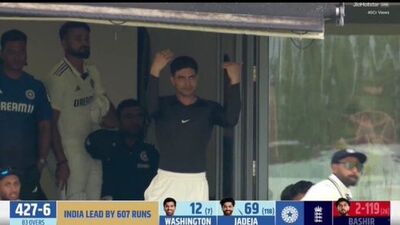 এজবাস্টনে ইংল্যান্ডকে কার্যত ধরাশায়ী করে রানের পাহাড় গড়েছেন শুভমনরা। একা অধিনায়ক শুভমন গিলই প্রথম ইনিংসে ঝকঝকে দ্বিশতরান ও পরের ইনিংসের শতরানের রাজকীয় ইনিংস খেলে বিরাট কোহলির কাছ থেকে ‘স্টার বয়’ তকমা পেয়ে গিয়েছেন! এদিকে, এই সবের মধ্যেই বিতর্কে গিলের পোশাক। এজবাস্টনে শনিবার ভারতের দ্বিতীয় ইনিংসের ব্যাটিং শেষে ‘ইনিংস ডিক্লেয়ার’ করার সময় শুভমন গিল যে পোশাক পরে তা করেছেন, সেই পোশাক বিতর্কের কেন্দ্রে। এজবাস্টনে ইংল্যান্ডকে কার্যত ধরাশায়ী করে রানের পাহাড় গড়েছেন শুভমনরা। একা অধিনায়ক শুভমন গিলই প্রথম ইনিংসে ঝকঝকে দ্বিশতরান ও পরের ইনিংসের শতরানের রাজকীয় ইনিংস খেলে বিরাট কোহলির কাছ থেকে ‘স্টার বয়’ তকমা পেয়ে গিয়েছেন! এদিকে, এই সবের মধ্যেই বিতর্কে গিলের পোশাক। এজবাস্টনে শনিবার ভারতের দ্বিতীয় ইনিংসের ব্যাটিং শেষে ‘ইনিংস ডিক্লেয়ার’ করার সময় শুভমন গিল যে পোশাক পরে তা করেছেন, সেই পোশাক বিতর্কের কেন্দ্রে।