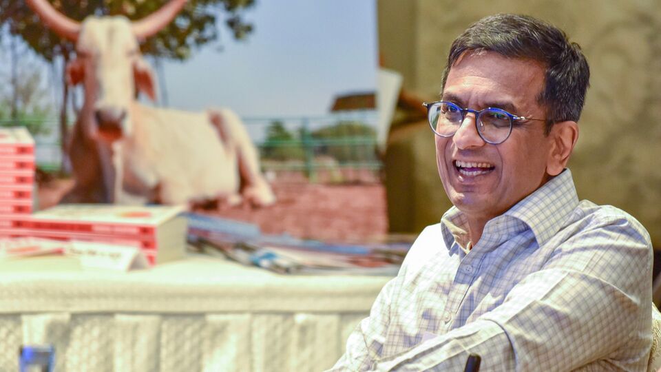 একই সময়ে, তাঁর পরে প্রধান বিচারপতি হওয়া বিচারপতি সঞ্জীব খান্না এবং বর্তমান প্রধান বিচারপতি ভূষণ আর গাভাই প্রধান বিচারপতির সরকারি বাসভবনে যাননি। দু'জনেই তাঁদের পূর্বের বরাদ্দকৃত বাংলোতে বসবাস করতে থাকেন। হিন্দুস্তান টাইমসের তরফে বিচারপতি চন্দ্রচূড়ের সঙ্গে যোগাযোগ করা হলে তিনি ব্যক্তিগত পরিস্থিতির কথা উল্লেখ করেন। তিনি আরও বলেন, সুপ্রিম কোর্ট প্রশাসন এ বিষয়ে সম্পূর্ণ সচেতন। তিনি স্পষ্ট করে বলেন যে সরকার ইতিমধ্যে সীমিত সময়ের জন্য তাঁকে ভাড়ায় বিকল্প বাসস্থান বরাদ্দ করেছে। কিন্তু দীর্ঘদিন ব্যবহার না হওয়ায় এই জায়গাটি বসবাসের অনুপযোগী। (Ritik Jain)