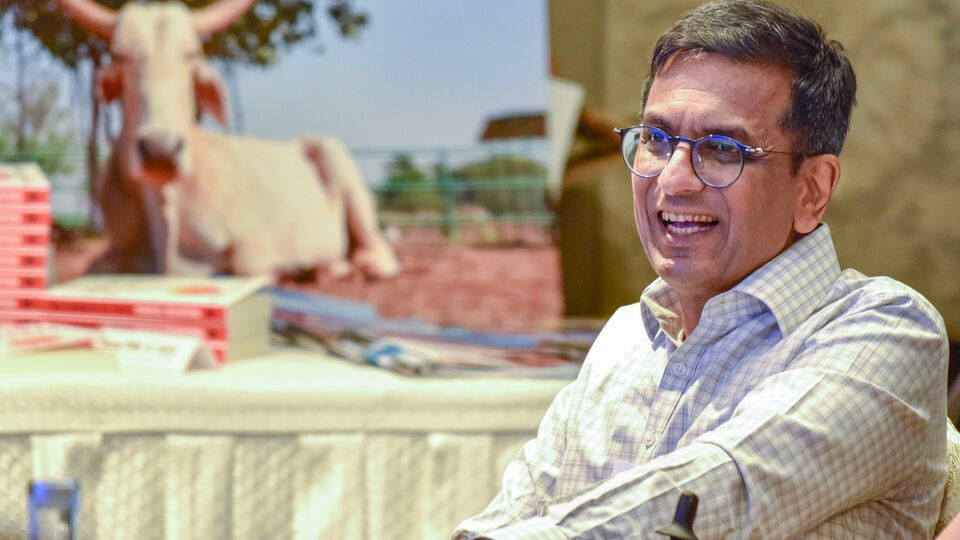 সরকারকে লেখা সুপ্রিম কোর্টের চিঠিতে লেখা হয়েছে, ডঃ বিচারপতি ডিওয়াই চন্দ্রচূড়কে অনতিবিলম্বে ৫ নম্বর বাংলো থেকে খালি করা হোক। ২০২৫ সালের ২১ মে এই বাংলোয় থাকার অনুমতির মেয়াদ শেষ হয়েছে। এছাড়াও, ২০২২ বিধিমালার বিধি ৩বি-এর অধীনে ছয় মাসের সময়সীমা ১০ মে, ২০২৫-এ শেষ হয়েছে। (Ritik Jain)