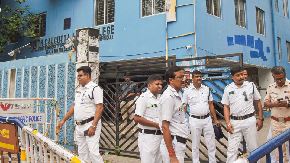 এদিকে নির্যাতিতার আঙ্কেল এই বিষয়ে বলেন, 'গত ২৫ জুন রাত ১১টার সময় ও ওর বাবাকে ফোন করে বলে, ও খুব বড় সমস্যায় আছে। আমাদের ক্যাম্পাসে ডাকে ও। আমি ওর বাবার সঙ্গে ক্যাম্পাসে গিয়েছিলাম। সেখানে সে আমাদের জানায় যে ওর সাথে কী হয়েছে। আমরা রাত সাড়ে ১২টা নাগাদ ওকে বাড়ি ফিরিয়ে আনি। পরদিন আমরা বিকেল ৫টা নাগাদ পুলিশে অভিযোগ দায়ের করি।' এদিকে নির্যাতিতার মা জানান, এই ঘটনার আগে মেয়ে কখনও তাকে বলেনি যে মনোজিৎ তাঁকে উত্তক্ত করেছে বা কিছু। (Utpal Sarkar)