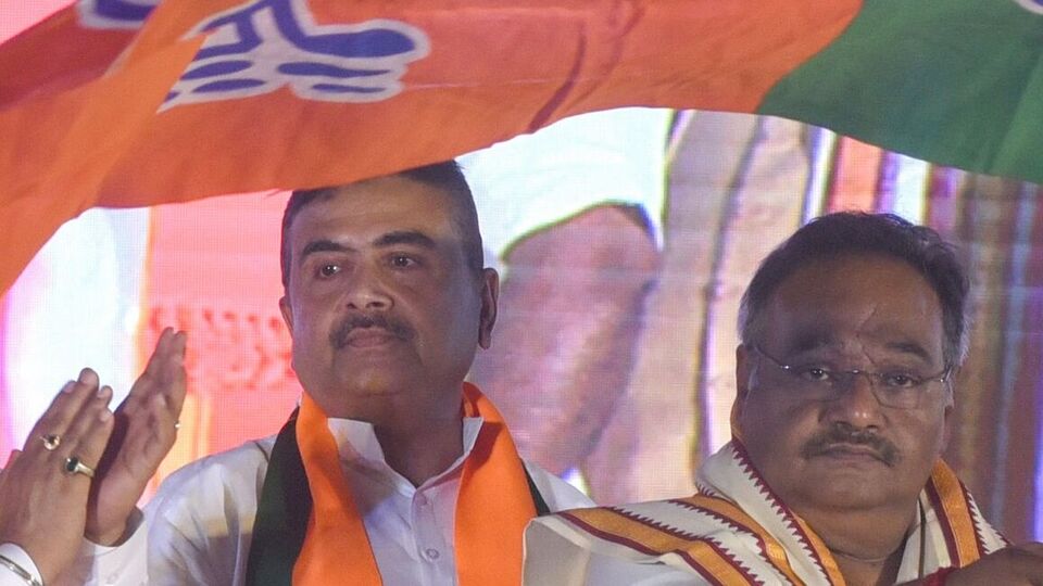 এদিকে মুরলীধর সেন স্ট্রিটের অফিসের বাইরের গেট থেকে 'ছবি উধাও' প্রসঙ্গে শমীক বলেন, 'বাইরের গেটে বিরোধী দলনেতার ছবি উধাও, এটা আমি বিশ্বাস করি না। বিরোধী দলনেতার ছবি তো শুধু বিজেপির হৃদয়ে প্রতিষ্ঠিত নয়। তৃণমূলের হৃদয়েও প্রতিষ্ঠিত। তৃণমূল সকাল থেকে রাত পর্যন্ত বিরোধী দলনেতাকে স্মরণ করে। রাতে ঘুম ভেঙে গেলেও শুভেন্দু শুভেন্দু বলে জল খেয়ে আবার ঘুমোয়। আবার সকাল থেকে শুভেন্দু ভজনা শুরু হয়। উনি তো সবার হৃদয়ে। মুখ্যমন্ত্রীর পরবর্তী পোস্ট তো বিরোধী দলনেতা।' (Debajyoti Chakraborty)