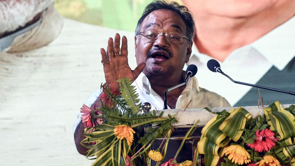 উল্লেখ্য, দীর্ঘদিনের জল্পনা-কল্পনার পরে অবশেষে নতুন রাজ্য সভাপতি পেয়েছে বিজেপি। রাজ্যে দলের প্রধান হয়েছে রাজ্যসভার সাংসদ শমীক ভট্টাচার্য। এবং দায়িত্ব গ্রহণের পরেই তিনি ভোটের অঙ্ক কষতে শুরু করে দিয়েছেন। কারণ এমনিতেও তাঁর হাতে বেশি সময় নেই। এই আবহে গত ৪ জুলাই তিনি সল্টলেকে দলীয় কার্যালয়ে দলের বিভিন্ন মোর্চার সঙ্গে বৈঠক কেন। কেন্দ্রীয় পর্যবেক্ষক সুনীল বনশল ও মঙ্গল পাণ্ডে উপস্থিত ছিলেন সেই বৈঠকে। (Debajyoti Chakraborty)