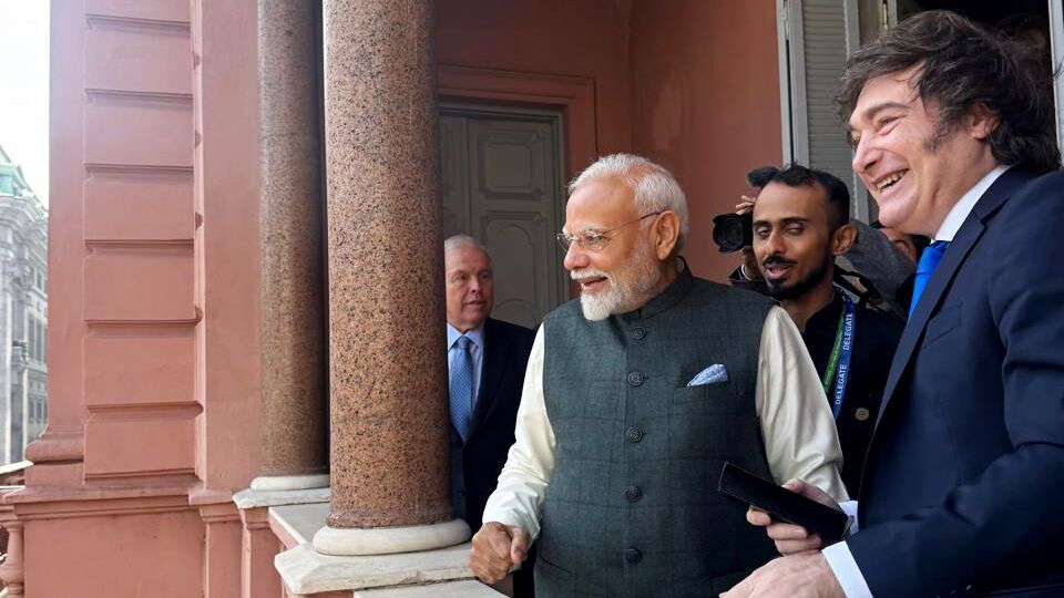 পহেলগাঁও জঙ্গি হামলার নিন্দা করলেন আর্জেন্টিনার প্রেসিডেন্ট জাভিয়ের মিলেই। এছাড়া ক্রিকেট-ফুটবল সহ কৃষি, মহাকাশ, বাঘ-সিংহ সংরক্ষণ, বাণিজ্য, সামরিক সহযোগিতা, খনিজ পদার্থ, জ্বালানির বিষয়ে কথা হয় প্রধানমন্ত্রী নরেন্দ্র মোদী এবং জাভিয়ের মিলেই। এদিকে ব্রিকসে আর্জেন্টিনাকে অন্তর্ভুক্ত করা নিয়ে দুই রাষ্ট্রপ্রধানের মধ্যে কোনও আলোচনা হয়েছে কি না জানতে চাওয়া হলে, ভারতের বিদেশ সচিব (পূর্ব) পি কুমারন জানান, এই নিয়ে কথা হয়নি দু'জনের। (@narendramodi X)