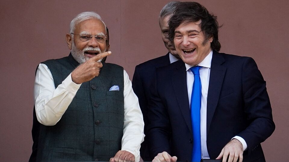 বিদেশ মন্ত্রকের প্রকাশিত বিবৃতি অনুযায়ী, পহেলগাঁওতে বর্বরোচিত সন্ত্রাসী হামলার তীব্র নিন্দা জানানোর জন্য রাষ্ট্রপতি মিলেইকে ধন্যবাদ জানান প্রধানমন্ত্রী মোদী। সন্ত্রাসবাদের বিরুদ্ধে লড়াইয়ে ভারতের প্রতি আর্জেন্টিনার সংহতির প্রশংসা করেন প্রেসিডেন্ট মিলেই। দুই নেতা একমত হন যে সন্ত্রাসবাদ মানবতার জন্য একটি গুরুতর হুমকি এবং এই হুমকির বিরুদ্ধে বিশ্বব্যাপী লড়াই জোরদার করার জন্য তাঁরা প্রতিশ্রুতিবদ্ধ। (REUTERS)