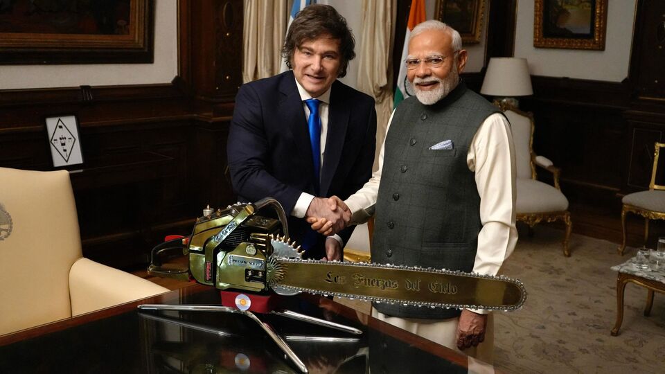 পি কুমারন জানান, মহাকাশ খাতে স্যাটেলাইট উন্নয়ন, উৎক্ষেপণ পরিষেবা নিয়ে আলোচনা হয়েছে মিলেই এবং মোদীর মধ্যে। এদিকে ভারতে চলা 'ড্রোন দিদি' প্রকল্পের বিষয়ে মিলেইকে বলেন মোদী। কীভাবে ভারতে মহিলারা ড্রোন ব্যবহার করে কৃষি খাতে এগিয়ে যাচ্ছেন, তা মিলেইকে বোঝান মোদী। এদিকে ভারতের ইউপিআই সার্ভিস নিয়েও মিলেইয়ের সঙ্গে কথা হয় মোদীর। (AFP)