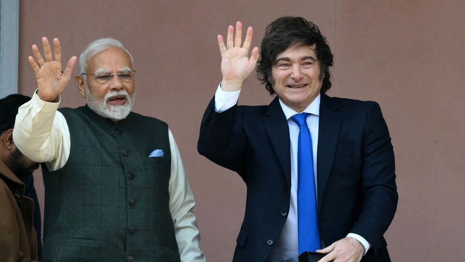 মিলেইকে মোদী জানান, আর্জেন্টিনার হেলিকপ্টার বহরের রক্ষণাবেক্ষণে সাহায্য করতে পারে ভারত। আর্জেন্টিনাকে এর জন্য প্ল্যাটফর্ম অফার করেছে ভারত। মিলেই-মোদী বৈঠকে মহাকাশ খাতে স্যাটেলাইট উন্নয়ন, উৎক্ষেপণ পরিষেবা নিয়েও আলোচনা হয়েছে বলে জানান বিদেশ মন্ত্রকের সচিব পি কুমারন। এছাড়া রেল, বিদ্যুৎ, অর্থনৈতিক সহযোগিতা, ফার্মার মতো বিষয় নিয়েও কথা হয় দু'জনের। (AFP)