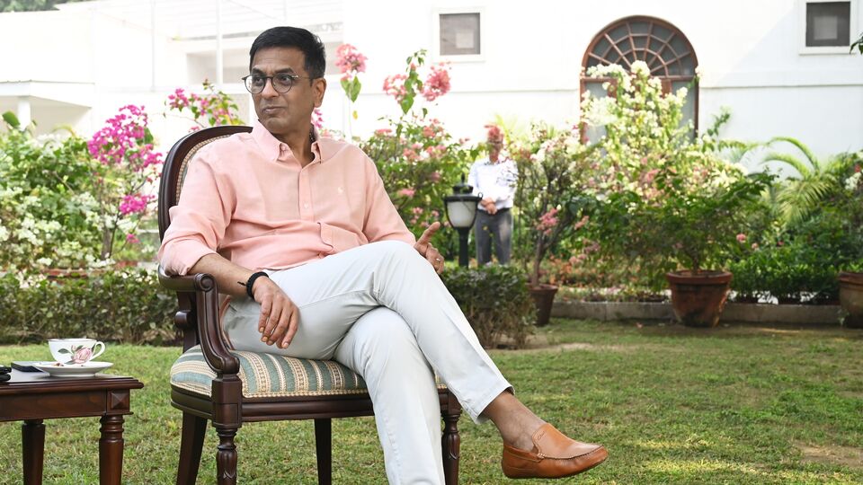 তবে এই বাংলো নিয়ে কী নিয়ম? প্রধান বিচারপতি হিসেবে কারও কার্যকাল শেষ হওয়ার পরপরই কি তাঁকে সেই বাংলো খালি করতে হয়? উল্লেখ্য, কোনও প্রধান বিচারপতির কার্যকাল শেষ হওয়ার পরে সংশ্লিষ্ট বিচারপতি সপ্তম শ্রেণির বাংলো ধরে রাখতে পারেন মাত্র ৬ মাসের জন্য। তারপর তাঁকে সেই বাংলো বা বাসভবন ছেড়ে দিতেই হয়। (Hindustan Times)