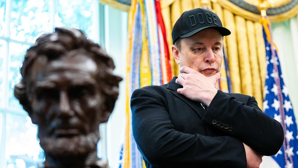 প্রসঙ্গত, ট্রাম্পের পুনঃনির্বাচনের প্রচারের সময় শত শত মিলিয়ন ডলার ঢেলেছিলেন মাস্ক। এমনকী ট্রাম্পের প্রেসিডেন্সির সময় ডিপার্টমেন্ট অফ গভর্নমেন্ট এফিসিয়েন্সি (ডিওজিই)-এর নেতৃত্ব দিয়েছিলেন তিনি। সরকারের ব্যয় আগ্রাসী ভাবে হ্রাস করার পক্ষে ছিলেন তিনি। তবে ক্রমেই ট্রাম্পের সঙ্গে ব্যাপক বিরোধ দেখা দেয় মাস্কের। আর সাম্প্রতিককালে ট্যাক্স কাট এবং ব্যয় বিল - 'দ্য বিগ বিউটিফুল বিল' নিয়ে বিরোধ চরমে ওঠে। (AFP)