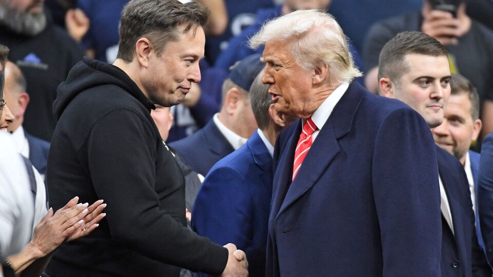 নয়া দল খোলার ঘোষণা করে সোশ্যাল মিডিয়া প্ল্যাটফর্ম এক্স-এ ট্রাম্প লেখেন, '২ টু ১-এর ফ্যাক্টরে আপনারা একটি নতুন রাজনৈতিক দল চান এবং আপনি সেটাই পাবেন! আজ, আমেরিকা পার্টি আপনাকে আপনার স্বাধীনতা ফিরিয়ে দেওয়ার জন্য গঠিত হয়েছে।' মার্কিন প্রেসিডেন্ট ডোনাল্ড ট্রাম্পের সঙ্গে মাস্কের ক্রমবর্ধমান জনবিরোধের মধ্যে এই বিস্ময়কর ঘোষণা এল। (IMAGN IMAGES via Reuters Connect)