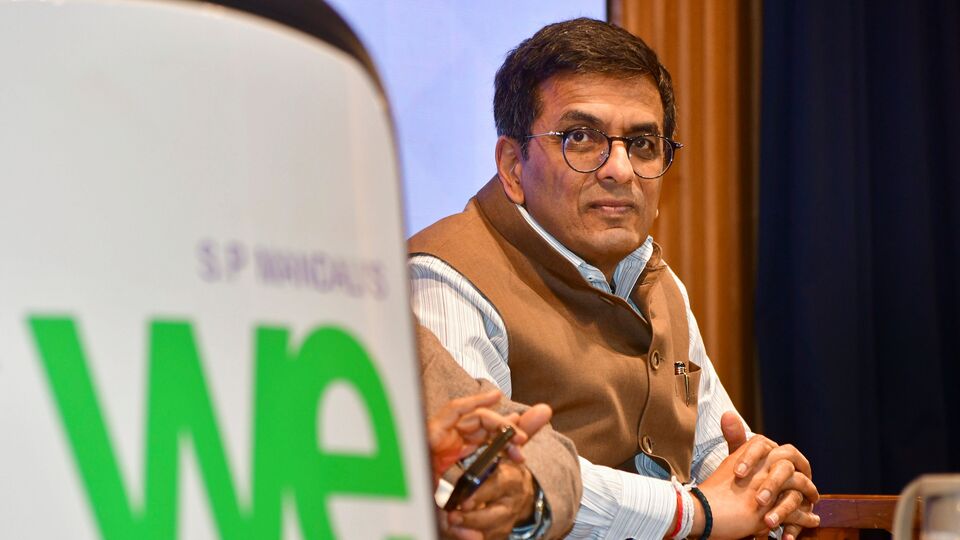 গত ১ জুলাই আবাসন ও নগরোন্নয়ন মন্ত্রককে এই চিঠি পাঠিয়েছে সুপ্রিম কোর্ট। হিন্দুস্তান টাইমস এই চিঠিটি দেখেছে। কেন্দ্রীয় সরকারের কাছে দাবি জানানো হয়েছে, দিল্লির লুটিয়েন্সের কৃষ্ণ মেনন মার্গে অবস্থিত ৫ নম্বর বাংলোটি অবিলম্বে খালি করতে হবে। বাংলোটি সরকারিভাবে সুপ্রিম কোর্টের বর্তমান প্রধান বিচারপতির বাসভবন। (PTI)