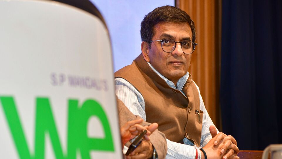 আবাসন ও নগরোন্নয়ন মন্ত্রকের সচিবকে সুপ্রিম কোর্টের এক আধিকারিকের পাঠানো চিঠিটি হিন্দুস্তান টাইমস দেখেছে। বিচারপতি চন্দ্রচূড় ২০২২ সালের নভেম্বর থেকে ২০২৪ সালের নভেম্বর পর্যন্ত ভারতের ৫০তম প্রধান বিচারপতি ছিলেন। মেয়াদ শেষ হওয়ার প্রায় আট মাস পেরিয়ে গেলেও তিনি এখনও টাইপ এইট বাংলোয় বসবাস করছেন। (PTI)