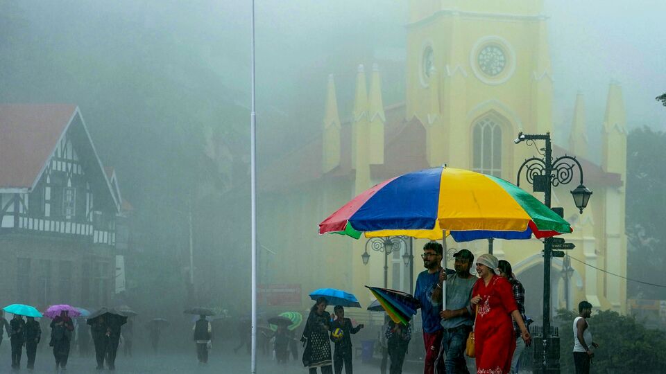 উত্তরবঙ্গের আবহাওয়া- উত্তরবঙ্গে রবিবারের পাশাপাসি সোমবারও বৃষ্টির সম্ভাবনা রয়েছে। উত্তরবঙ্গে এরপর মঙ্গলবার থেকে বৃহস্পতিবার পর্যন্ত ভারী বর্ষণের সম্ভাবনা রয়েছে। দার্জিলিং, কালিম্পং, আলিপুরদুয়ার, কোচবিহার, জলপাইগুড়িতে বিক্ষিপ্তভাবে ভারী বৃষ্টির পূর্বাভাস রয়েছে।(ছবিটি প্রতীকী, সৌজন্যে পিটিআই)