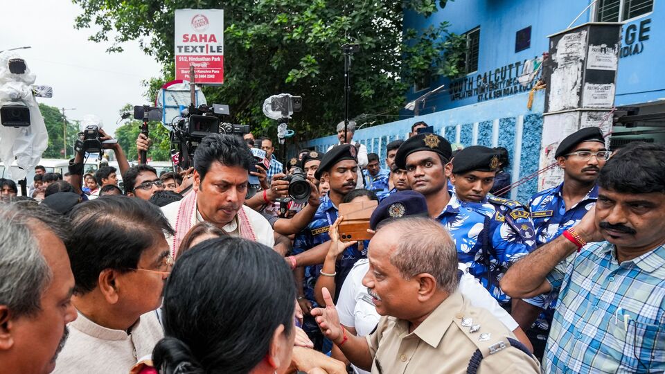 এরপরই নাকি কোনওরকমে পরিস্থিতি থেকে বাঁচতে সাহায্যের খোঁজে তাঁর 'মেন্টরদের' কাছে যায় মনোজিৎ। তাদের সঙ্গে দেখা করতে শহরের বিভিন্ন এলাকায় ঘুরে বেরায় সে। তদন্তকারী পুলিশের কথায়, রাসবিহারী, দেশপ্রিয় পার্ক, গড়িয়াহাট, ফার্ন রোড, বালিগঞ্জ স্টেশন রোড-সহ শহরের বিভিন্ন জায়গায় গিয়ে মেন্টরদের সঙ্গে দেখা করার চেষ্টা করে মনোজিৎ। মোবাইল টাওয়ারের তথ্যও সেদিকেই ইঙ্গিত করছে। (PTI)