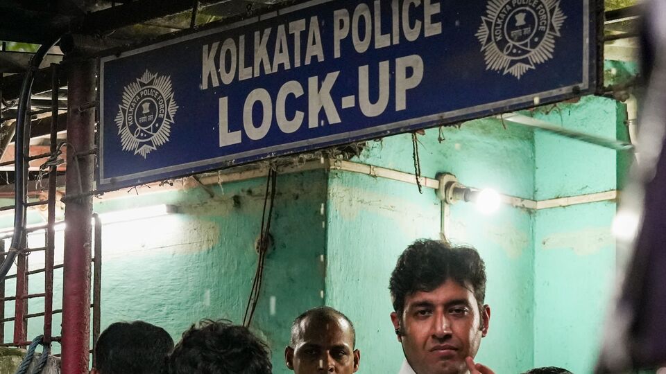 কসবা গণধর্ষণের পর থেকেই সর্বত্র চর্চা হচ্ছে টিএমসিপি নেতা তথা অভিযুক্ত মনোজিৎ মিশ্রকে নিয়ে। এই ঘটনায় আরও দুই অভিযুক্ত থাকলেও ঘটনায় মূল অভিযুক্ত এই মনোজিৎ। রোজ রোজ তার পুরনো সব কীর্তি নতুন করে সামনে আসছে। তা নিয়েই তর্ক, বিতর্ক, আলোচনা তুঙ্গে। তবে এই সবের মাঝে কসবা কাণ্ডের সেই নির্যাতিতা ছাত্রী কেমন আছেন? এই নিয়ে মুখ খুললেন তাঁর বাবা। (PTI)