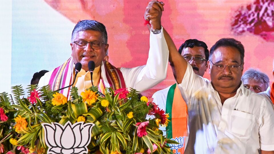 প্রসঙ্গত, লোকসভা ভোটের পর থেকেই বাংলায় রাজ্য সভাপতি বদল নিয়ে গুঞ্জন ছিল বিজেপির অন্দরে। কারণ সুকান্ত মজুমদারকে করা হয়েছিল কেন্দ্রীয় মন্ত্রী। এই আবহে 'এক ব্যক্তি, এক পদ' নীতি অনুসরণ করা বিজেপি যে রাজ্যে সভাপতি বদল করবে, তা স্পষ্ট হয়ে গিয়েছিল। তবে সুকান্তই দিল্লিতে মন্ত্রিত্বের পাশাপাশি রাজ্য সামলাচ্ছিলেন। এই আবহে মনে করা হয়েছিল, ভোটের কয়েক মাস আগে হয়ত সুকান্তকে রাজ্য সভাপতি পদ থেকে সরানো হবে না। যদিও শমীককে রাজ্য সভাপতি করে দলের অন্দরে ভারসাম্যের বার্তা দিয়েছে বিজেপি। (PTI)