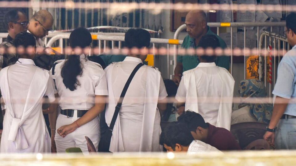 রিপোর্ট অনুযায়ী, নির্যাততিার বাবা জানিয়েছেন, তিনি মেয়েকে আপাতত একটি গোপন স্থানে পাঠিয়ে গিয়েছেন। এক ইংরেজি সংবাদমাধ্যমকে তিনি বলেন, মেয়ে এখনও আমার ট্রমায় আছেন। এর সঙ্গে মনোজিতের বিরুদ্ধে নির্যাতিতার বাবার বক্তব্য, 'আমরা চাই দোষীর কঠিনতম সাজা হোক।' এদিকে মেয়ের অবস্থা সম্পর্কে তিনি বলেন, 'মেয়েকে প্রয়োজনীয় চিকিৎসা দেওয়া হচ্ছে। এখন তাঁর পরিস্থিতি এমনিতে স্থিতিশীল। সে ধীরে ধীরে রিকভার করছে।' (PTI)