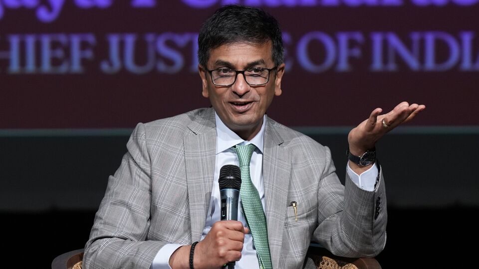 আবাসন ও নগরোন্নয়ন মন্ত্রকের সচিবকে সুপ্রিম কোর্টের এক আধিকারিকের পাঠানো চিঠিটি হিন্দুস্তান টাইমস দেখেছে। বিচারপতি চন্দ্রচূড় ২০২২ সালের নভেম্বর থেকে ২০২৪ সালের নভেম্বর পর্যন্ত ভারতের ৫০তম প্রধান বিচারপতি ছিলেন। মেয়াদ শেষ হওয়ার প্রায় আট মাস পেরিয়ে গেলেও তিনি এখনও টাইপ এইট বাংলোয় বসবাস করছেন। (File Photo - PTI)