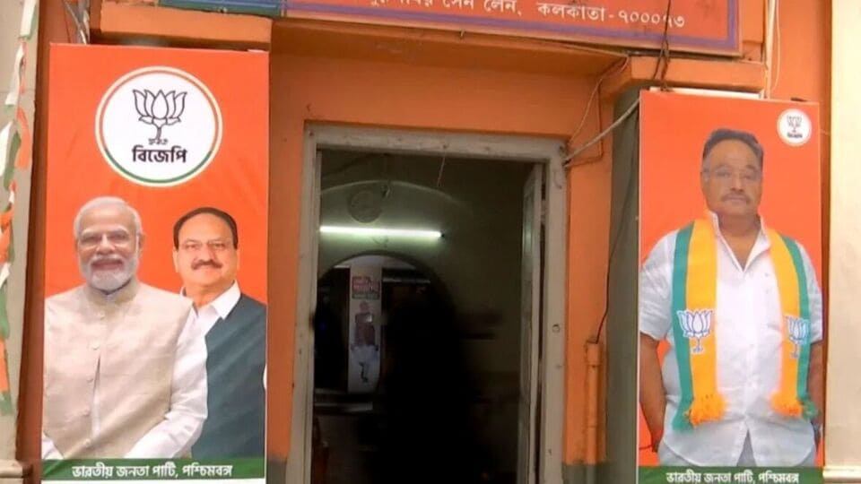 সুকান্ত জমানায় এতকাল রাজ্যসভাপতির সঙ্গে বিজেপির ফ্লেক্সে সমান গুরুত্ব দেওয়া হত বিরোধী দলনেতা শুভেন্দু অধিকারীকে। তবে শমীক ভট্টাচার্য দলের রাজ্য সভপতি হতেই মুরলীধর সেন স্ট্রিটের অফিসের গেট থেকে সরল শুভেন্দুর ফ্লেক্স। বদলে বসল শমীক ভট্টাচার্যের একার ছবি। এদিকে গেটের অপরদিকে অবশ্যই মোদী-নড্ডার ছবি। এই নিয়ে প্রশ্ন করা হলে জবাবও দিলেন শমীক। 