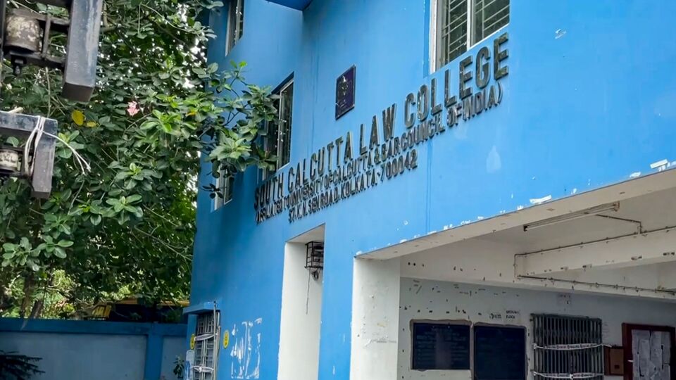 এদিকে কসবা ল' কলেজে ধর্ষণের শিকার ছাত্রীর মেডিক্যাল রিপোর্ট সামনে এসেছে। রিপোর্ট অনুযায়ী, সেই ছাত্রীর গলায় কামড়ের দাগ ছিল। এদিকে যৌনাঙ্গ ক্ষত ছিল। এছাড়া শরীরের অন্যান্য জায়গায় মারধরের দাগও দেখা গিয়েছিল। এই আবহে মেডিক্যাল রিপোর্ট থেকে এটাই মনে করা হচ্ছে যে যৌন নিগ্রহের শিকার হয়েছিলেন সেই অভিযোগকারী তরুণী। যদিও অভিযুক্ত মনোজিতের দাবি, ছাত্রীর সম্মতিতেই সব হয়েছিল। তাই নাকি তার গলায় 'লাভবাইট' ছিল।