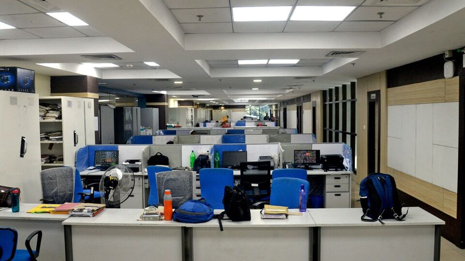 জেনারেল ক্যাটাগোরিতে থাকা আর্থিক ভাবে অনগ্রসর শ্রেণির প্রার্থীরা ইডাব্লুএস সংরক্ষণের জন্য যোগ্য। এই যোগ্যতা নির্ধারণ করা হয় সম্পত্তি এবং বার্ষিক আয়ের মাপকাঠিতে। এসসি, এসটি এবং ওবিসি সংরক্ষণ প্রকল্পের আওতায় না আসা কোনও ব্যক্তির পরিবারের মোট বার্ষিক আয় ৮ লাখ টাকার নীচে হলে তারা ইজাব্লুএস হিসেবে চিহ্নিত হতে পারেন। এছাড়া পাঁচ একরের কম জমি থাকতে হবে এবং থাকার জায়গার আয়তন হাজার বর্গ ফুটের কম হতে হবে। 