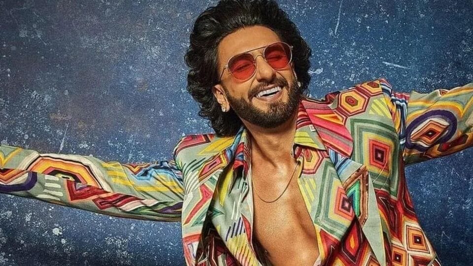 ইন্ডিয়ানা ইউনিভার্সিটি ব্লুমিংটন থেকে স্নাতক ডিগ্রি পাশ করেন রণবীর সিং। এরপর কাজ করেন বিজ্ঞাপনের জগতেও। প্রথম কাজ ব্যান্ড বাজা বরাত। আর সেটাই সুপার ডুপার হিট। এরপর একে একে লুটেরা, রামলীলা, বাজিরাও মস্তানি, পদ্মাবত দিয়ে সিনেমাপ্রেমীদের নয়নের মণি হয়ে ওঠেন। 