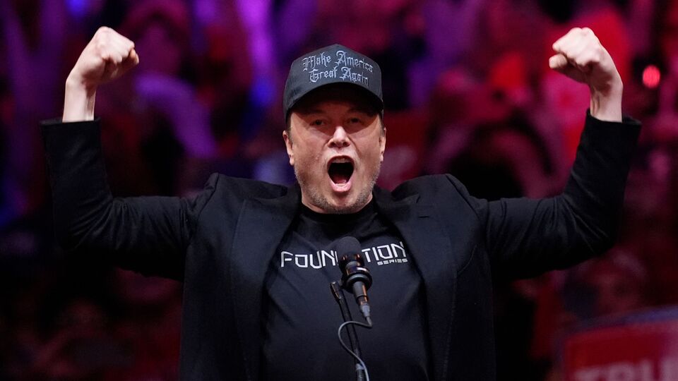 বিলিয়নেয়ার ইলন মাস্ক শুক্রবার একটি নতুন রাজনৈতিক দল - 'আমেরিকা পার্টি' গঠনের ঘোষণা করেছেন। এর আগেই সোশ্যাল মিডিয়া প্ল্যাটফর্ম এক্স-এ নয়া দলের ধারণাটি ভাসিয়ে দিয়েছিলেন তিনি। তা নিয়ে তিনি 'ভোটাভুটি' (Poll) করিয়েছিলেন। আর ট্রাম্পের বিগ বিউটিফুল বিল পাশ হওয়ার পরই মাস্ক খুললেন নতুন রাজনৈতিক দল। 