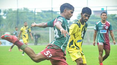 তারক যখন যন্ত্রণায় কাতরাচ্ছেন, তখন দুটি ছাতা দিয়ে তাঁর পায়ে ব্যান্ডেজ করে দেওয়া হয়। তাঁকে শুশ্রুষার জন্য এগিয়ে আসেন মোহনবাগানের মেডিক্যাল টিমের সদস্যরা। তারক যাতে প্রাথমিকভাবে যন্ত্রণা থেকে কিছুটা রেহাই পান, সেজন্য ইঞ্জেকশন দেয় সবুজ-মেরুনের মেডিক্যাল টিম। এতটাই যন্ত্রণা করছিল যে তাঁকে অ্যাম্বুলেন্সেও বেগ পেতে হয়। (ম্যাচের দৃশ্য, সৌজন্যে IFA) তারক যখন যন্ত্রণায় কাতরাচ্ছেন, তখন দুটি ছাতা দিয়ে তাঁর পায়ে ব্যান্ডেজ করে দেওয়া হয়। তাঁকে শুশ্রুষার জন্য এগিয়ে আসেন মোহনবাগানের মেডিক্যাল টিমের সদস্যরা। তারক যাতে প্রাথমিকভাবে যন্ত্রণা থেকে কিছুটা রেহাই পান, সেজন্য ইঞ্জেকশন দেয় সবুজ-মেরুনের মেডিক্যাল টিম। এতটাই যন্ত্রণা করছিল যে তাঁকে অ্যাম্বুলেন্সেও বেগ পেতে হয়। (ম্যাচের দৃশ্য, সৌজন্যে IFA)