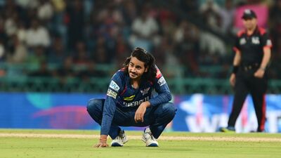 আর এবারের ডিপিএলের নিলামে সবথেকে দামি খেলোয়াড় হয়েছেন সানরাইজার্স হায়দরাবাদের সিমরজিৎ সিং। ৩৯ লাখ টাকা দিয়ে পেসারকে দলে নিতে কুণ্ঠাবোধ করেনি সেন্ট্রাল দিল্লি কিংস। আবার রহস্য স্পিনার দিগ্বেশ রাঠির জন্য ৩৮ লাখ টাকা খরচ করেছে সাউথ দিল্লি সুপারস্টারস। এবার ডিপিএলের নিলামে সবথেকে দামি খেলোয়াড়দের তালিকায় দ্বিতীয় স্থানে আছেন দিগ্বেশ। (ফাইল ছবি, সৌজন্যে দীপক গুপ্তা/হিন্দুস্তান টাইমস) 