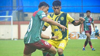 সেই ঘটনার পরে বাংলার ফুটবলের ভয়ংকর চিত্রটা সামনে চলে এসেছে। ময়দানের ফুটবল ভক্তদের অনেকেই কটাক্ষ করে বলেছেন, তারকের ভাগ্য ভালো যে ভাগ্যিস বর্ষাকাল এখন। নাহলে তো ছাতাটুকুও পাওয়া যেত না। কেউ-কেউ আবার প্রশ্ন তুলেছেন, এত ঢাকঢোল পিটিয়ে, ম্যাসকট বানিয়ে কলকাতা ফুটবল লিগের উদ্বোধন করে কী লাভটা হল? তার থেকে ওই টাকাটা ফুটবলের ন্যূনতম পরিকাঠামোর দিকে নজর দেওয়া উচিত আইএফএয়ের। (ম্যাচের দৃশ্য, সৌজন্যে IFA) সেই ঘটনার পরে বাংলার ফুটবলের ভয়ংকর চিত্রটা সামনে চলে এসেছে। ময়দানের ফুটবল ভক্তদের অনেকেই কটাক্ষ করে বলেছেন, তারকের ভাগ্য ভালো যে ভাগ্যিস বর্ষাকাল এখন। নাহলে তো ছাতাটুকুও পাওয়া যেত না। কেউ-কেউ আবার প্রশ্ন তুলেছেন, এত ঢাকঢোল পিটিয়ে, ম্যাসকট বানিয়ে কলকাতা ফুটবল লিগের উদ্বোধন করে কী লাভটা হল? তার থেকে ওই টাকাটা ফুটবলের ন্যূনতম পরিকাঠামোর দিকে নজর দেওয়া উচিত আইএফএয়ের। (ম্যাচের দৃশ্য, সৌজন্যে IFA)