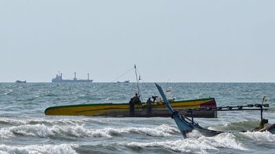 কর্মকর্তারা জানিয়েছেন, রবিবার রাতে ভারতীয় নৌবাহিনীর রাডারে ধরা পড়ে একটি নৌকা। বলা হয়, 'সম্ভবত সেটি পাকিস্তানি মাছ ধরার বোট'। এটি রেভদান্ডার কোরলাই উপকূল থেকে প্রায় দুই নটিক্যাল মাইল দূরে অবস্থিত ছিল। এক আধিকারিক সংবাদসংস্থা পিটিআইকে জানিয়েছেন, সেই নৌকাটা ধরা গেলে এই সম্পর্কে বিস্তারিত জানা যাবে। (AFP) কর্মকর্তারা জানিয়েছেন, রবিবার রাতে ভারতীয় নৌবাহিনীর রাডারে ধরা পড়ে একটি নৌকা। বলা হয়, 'সম্ভবত সেটি পাকিস্তানি মাছ ধরার বোট'। এটি রেভদান্ডার কোরলাই উপকূল থেকে প্রায় দুই নটিক্যাল মাইল দূরে অবস্থিত ছিল। এক আধিকারিক সংবাদসংস্থা পিটিআইকে জানিয়েছেন, সেই নৌকাটা ধরা গেলে এই সম্পর্কে বিস্তারিত জানা যাবে। (AFP)