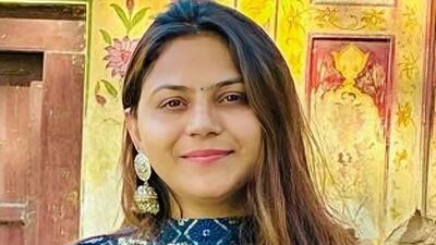 তদন্তে জানা গেছে, জ্যোতি মালহোত্রা ২০২৩ সালে একটি প্রতিনিধি দলের সঙ্গে প্রথম পাকিস্তান সফরে যান। সেখানেই তাঁর দেখা হয়েছিল দানিশের সঙ্গে। ভারতে ফেরার পরও জ্যোতি যোগাযোগ রেখে চলেছিলেন দানিশের সঙ্গে। দানিশের সুপারিশে জ্যোতি দ্বিতীয়বার পাকিস্তানে যায়। সেখানে সে আলি আহসানের সাথে পরিচিত হয়। এই আলি আহসানই জ্যোতির পাকিস্তান ভ্রমণের ব্যবস্থা করে দেয়। জ্যোতিকে শাকির ও রানা শাহবাজের মতো পাকিস্তানি গোয়েন্দা ও নিরাপত্তা কর্মকর্তাদের সাথে পরিচয় করিয়ে দেয় আলি। সন্দেহ এড়াতে শাকিরের নম্বর 'জাট রান্ধাওয়া' নামে সেভ করেছিল ফোনে। (HT_PRINT) তদন্তে জানা গেছে, জ্যোতি মালহোত্রা ২০২৩ সালে একটি প্রতিনিধি দলের সঙ্গে প্রথম পাকিস্তান সফরে যান। সেখানেই তাঁর দেখা হয়েছিল দানিশের সঙ্গে। ভারতে ফেরার পরও জ্যোতি যোগাযোগ রেখে চলেছিলেন দানিশের সঙ্গে। দানিশের সুপারিশে জ্যোতি দ্বিতীয়বার পাকিস্তানে যায়। সেখানে সে আলি আহসানের সাথে পরিচিত হয়। এই আলি আহসানই জ্যোতির পাকিস্তান ভ্রমণের ব্যবস্থা করে দেয়। জ্যোতিকে শাকির ও রানা শাহবাজের মতো পাকিস্তানি গোয়েন্দা ও নিরাপত্তা কর্মকর্তাদের সাথে পরিচয় করিয়ে দেয় আলি। সন্দেহ এড়াতে শাকিরের নম্বর 'জাট রান্ধাওয়া' নামে সেভ করেছিল ফোনে। (HT_PRINT)