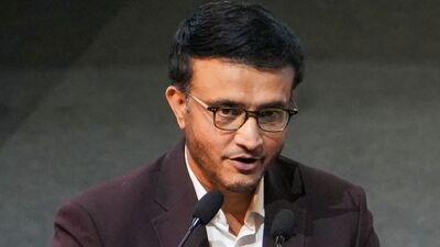 এমনিতে ডানহাতি হওয়া সত্ত্বেও, সৌরভ বাঁ-হাতে ব্যাটিং শুরু করেছিলেন কারণ তাঁর দাদা স্নেহাশিসের কিট দিয়ে তিনি ক্রিকেট খেলা শুরু করেন। স্নেহাশিস ছোট থেকেই বাঁ-হাতি ছিলেন। (PTI) এমনিতে ডানহাতি হওয়া সত্ত্বেও, সৌরভ বাঁ-হাতে ব্যাটিং শুরু করেছিলেন কারণ তাঁর দাদা স্নেহাশিসের কিট দিয়ে তিনি ক্রিকেট খেলা শুরু করেন। স্নেহাশিস ছোট থেকেই বাঁ-হাতি ছিলেন। (PTI)