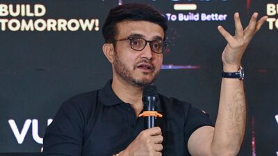 বড় হওয়ার সময়, সৌরভ বাবা চণ্ডীদাস গঙ্গোপাধ্যায় তাঁর ছেলের দক্ষতা বাড়াতে বাড়িতে একটি জিম তৈরি করেছিলেন। (PTI) বড় হওয়ার সময়, সৌরভ বাবা চণ্ডীদাস গঙ্গোপাধ্যায় তাঁর ছেলের দক্ষতা বাড়াতে বাড়িতে একটি জিম তৈরি করেছিলেন। (PTI)