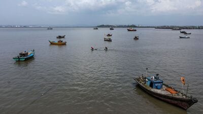 রায়গড়ের পুলিশ সুপার আঁচল দালাল এবং অন্যান্য উচ্চপদস্থ পুলিশ আধিকারিকরা পরিস্থিতি খতিয়ে দেখতে উপকূলে পৌঁছেছেন। পুলিশ সুপার একটি বার্জ ব্যবহার করে নৌকায় পৌঁছানোর চেষ্টা করলেও আবহাওয়ার কারণে ফিরে আসতে বাধ্য হন। ভারী বৃষ্টিপাত এবং তীব্র বাতাসের কারণে নৌকাটিতে পৌঁছানোর প্রচেষ্টা বাধাগ্রস্থ হচ্ছে বারবার। (PTI) রায়গড়ের পুলিশ সুপার আঁচল দালাল এবং অন্যান্য উচ্চপদস্থ পুলিশ আধিকারিকরা পরিস্থিতি খতিয়ে দেখতে উপকূলে পৌঁছেছেন। পুলিশ সুপার একটি বার্জ ব্যবহার করে নৌকায় পৌঁছানোর চেষ্টা করলেও আবহাওয়ার কারণে ফিরে আসতে বাধ্য হন। ভারী বৃষ্টিপাত এবং তীব্র বাতাসের কারণে নৌকাটিতে পৌঁছানোর প্রচেষ্টা বাধাগ্রস্থ হচ্ছে বারবার। (PTI)